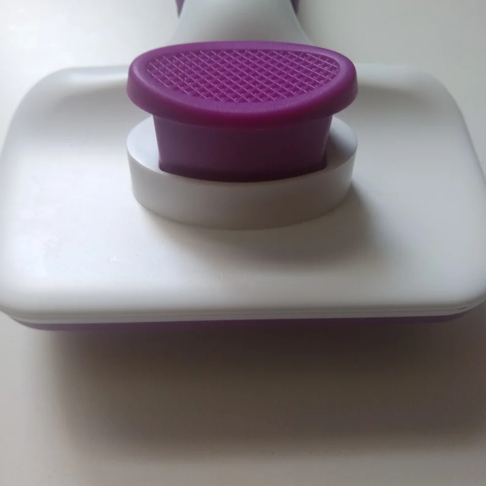 Timingila Self cleaning slicker brush for dogs and cats